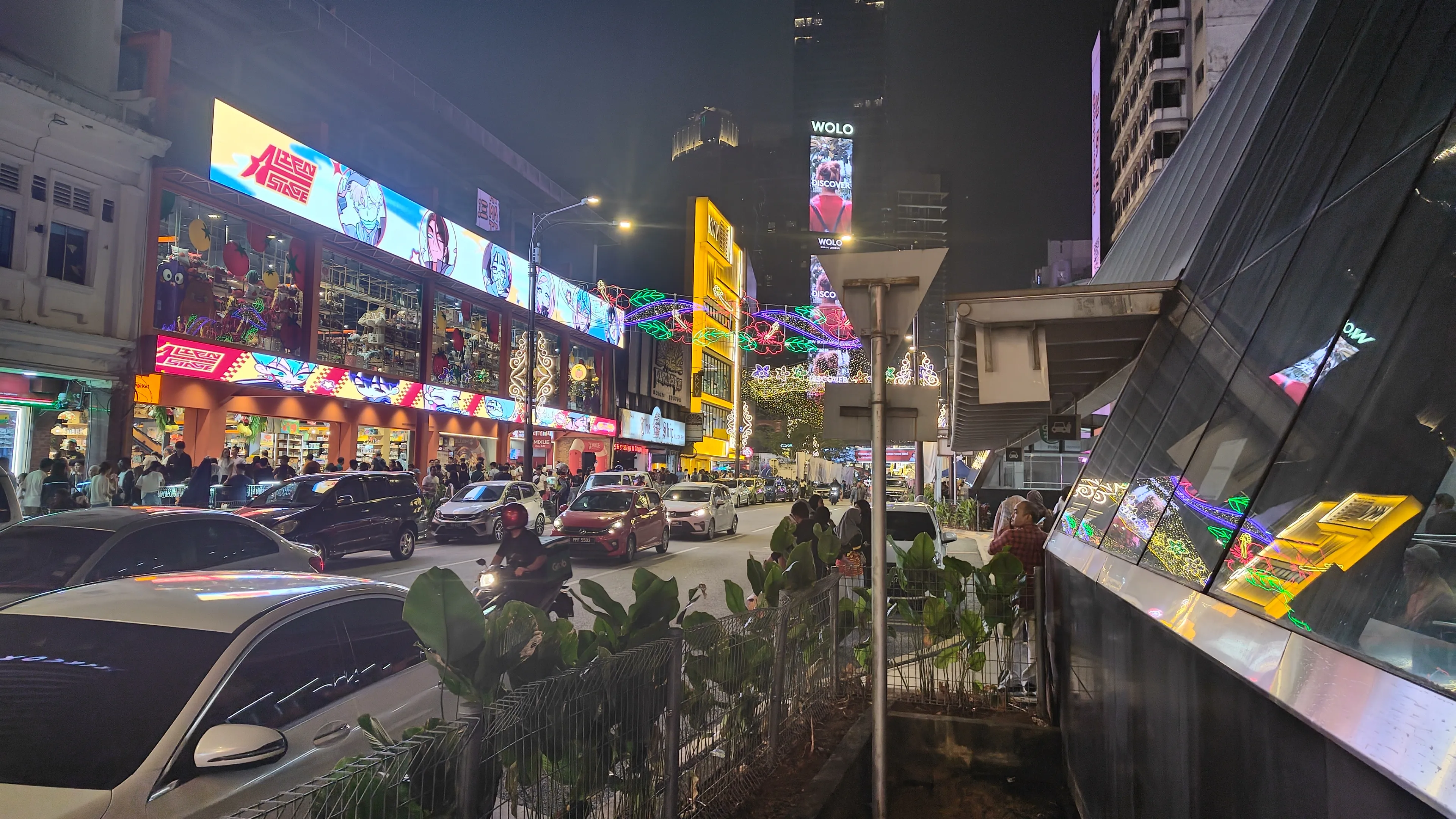 夜のブキビンタン。ネオンが輝く繁華街は活気に溢れている