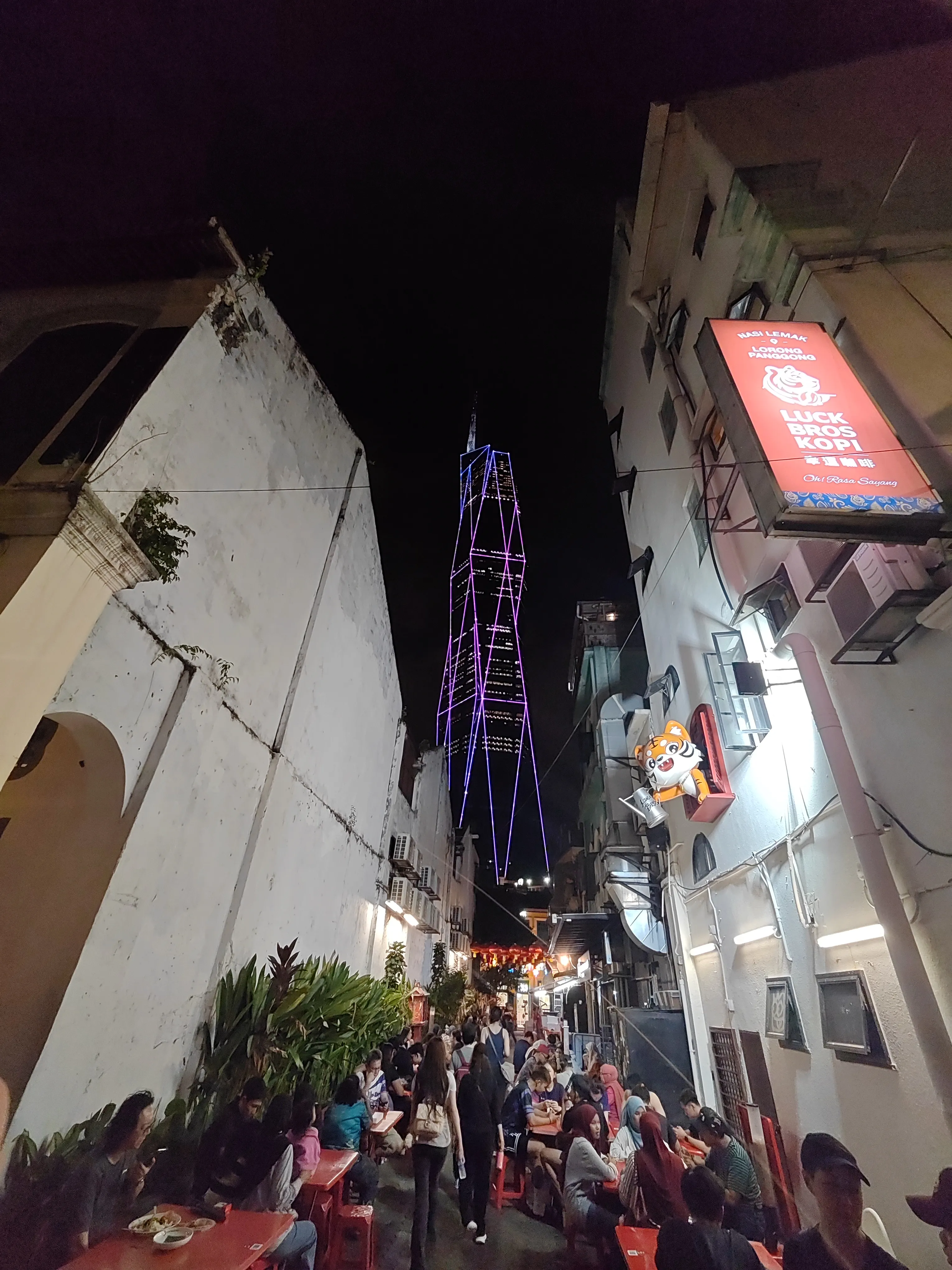 チャイナタウンの路地裏。Merdeka 118をバックに賑わう飲食街