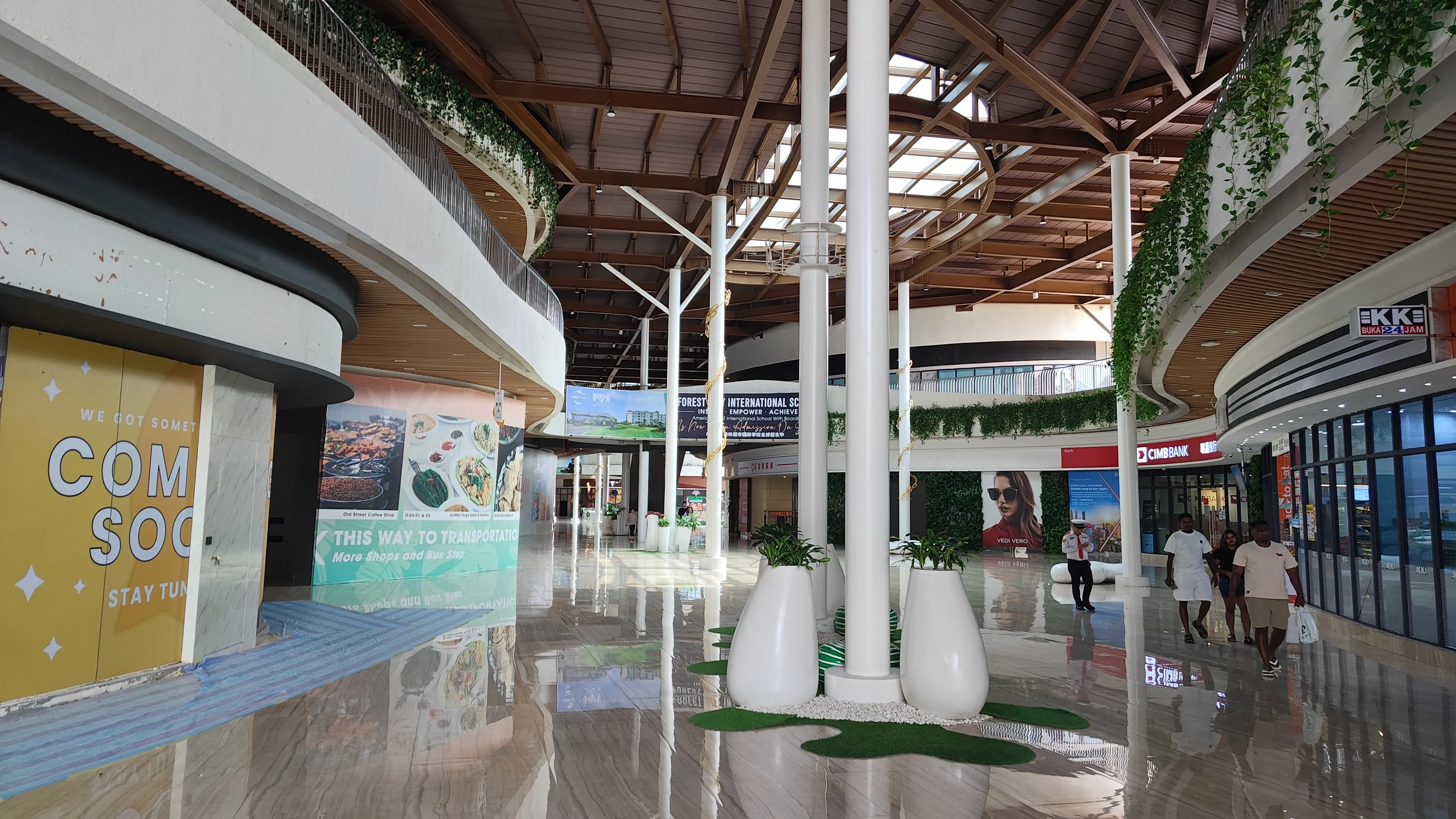 フォレストシティのモール内部。COMING SOONの看板が寂しさを際立たせる