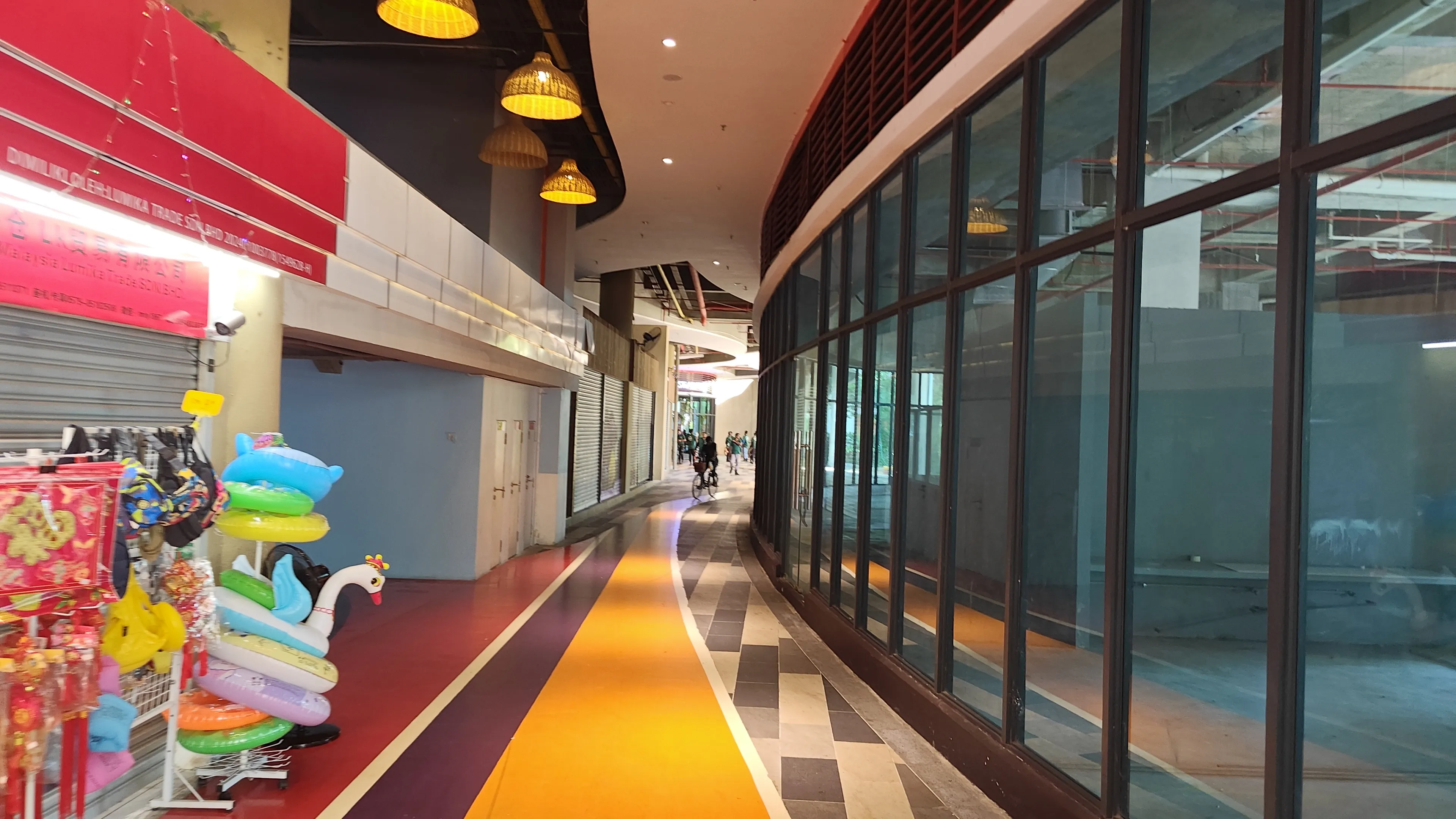 シャッターが閉まった店舗が並ぶ通路