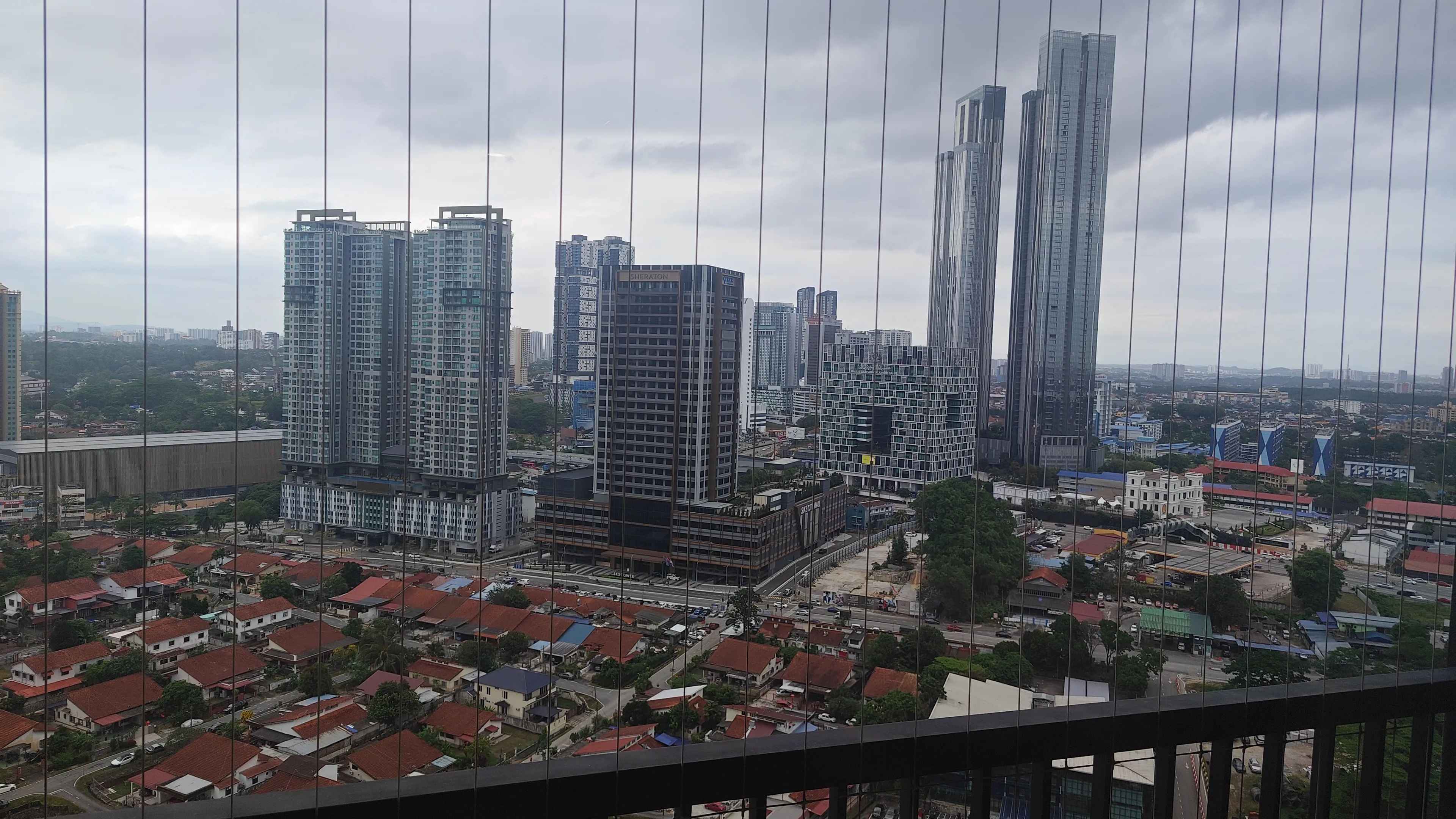 JB Sentral周辺のコンドからの昼の眺め。新旧の建物が混在している