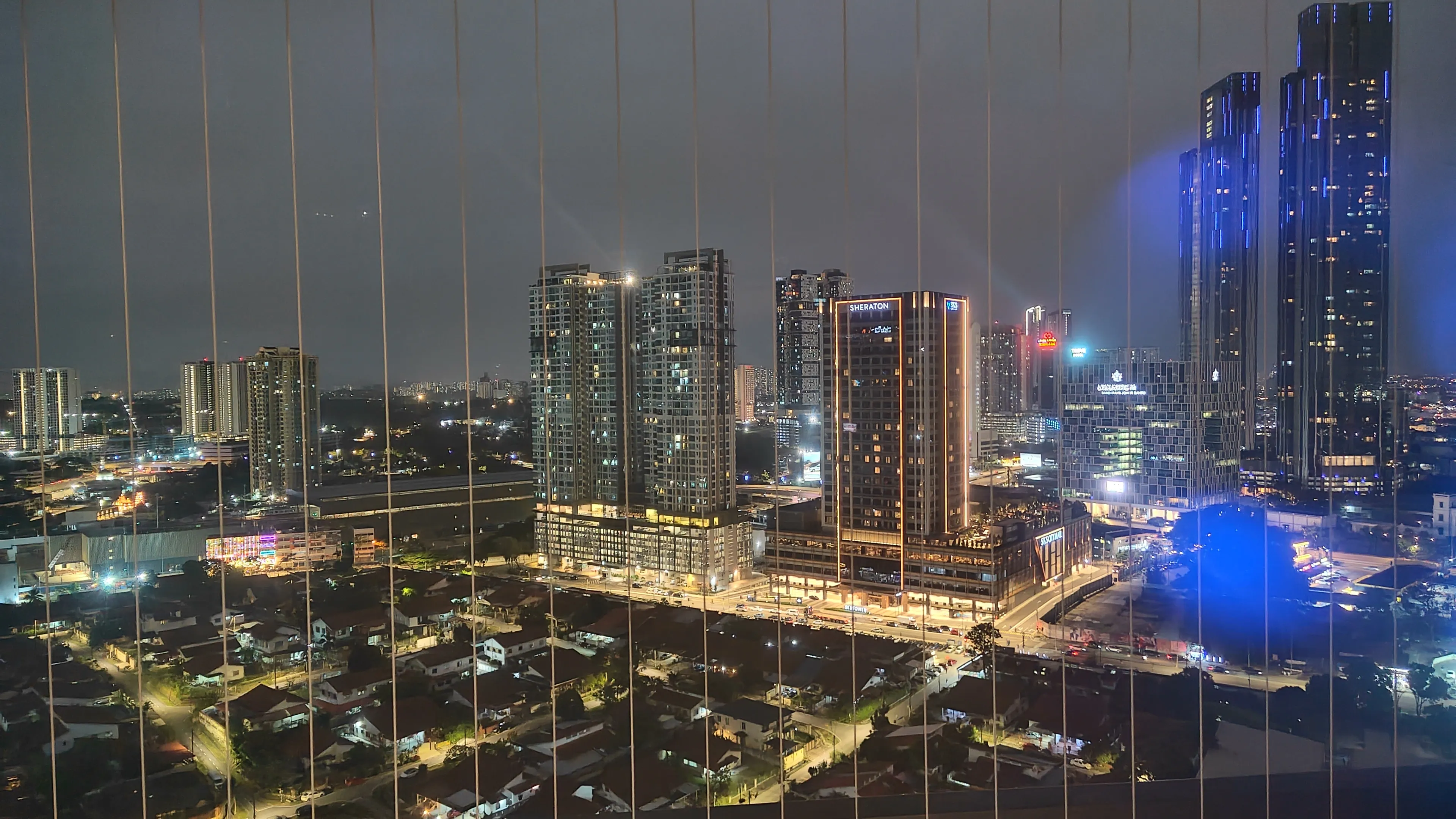 JB Sentral周辺の夜景。Sheratonなどのホテルも見える