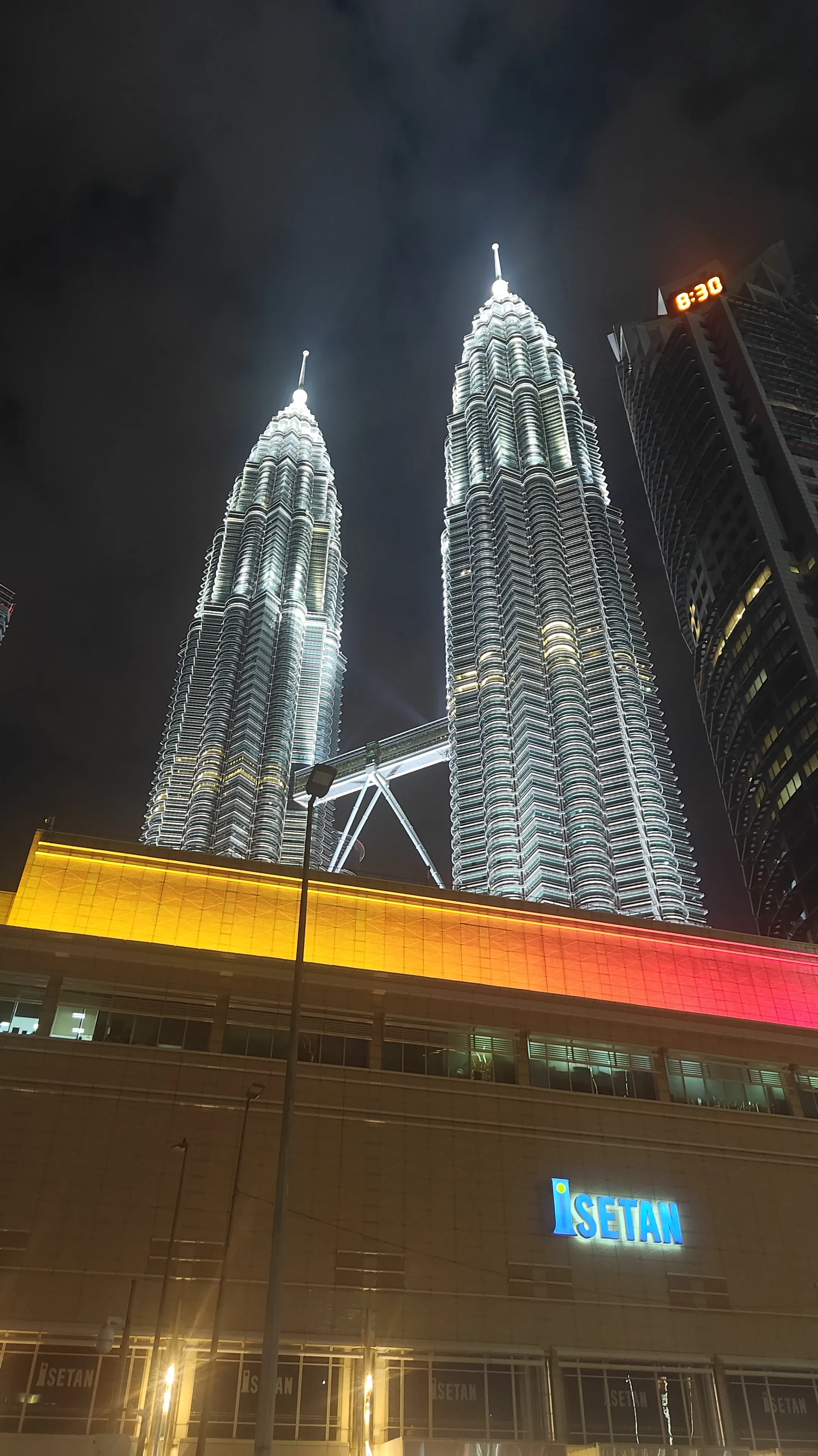 夜のペトロナスツインタワー。ISETANの看板が日本との繋がりを感じさせる